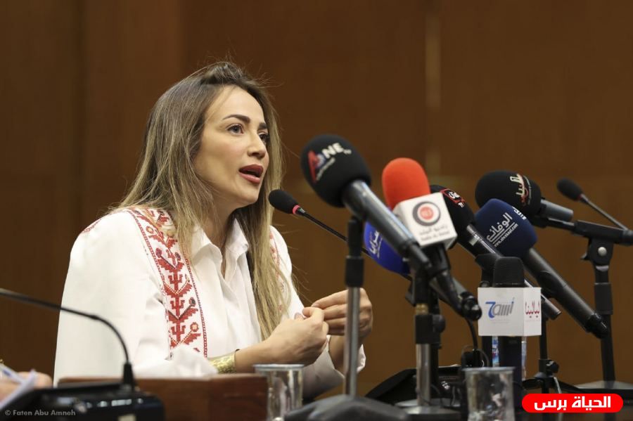 100 سيدة فلسطينية واردنية ترافق دلال أبو أمنة في 